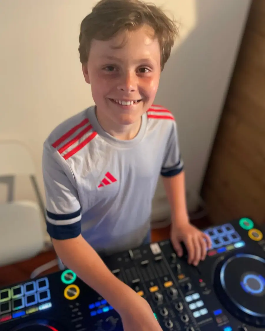 DJ Frisstyle lachend achter de decks