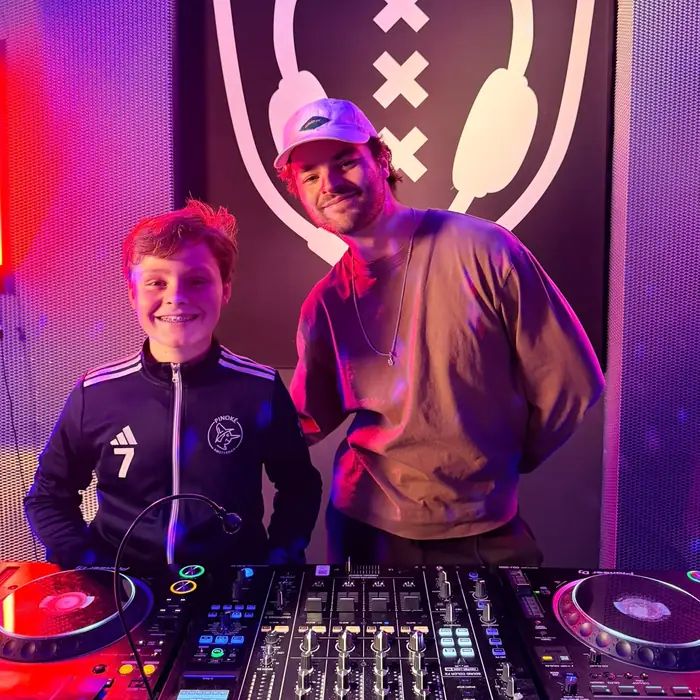 DJ Frisstyle samen met een mentor-dj achter de booth