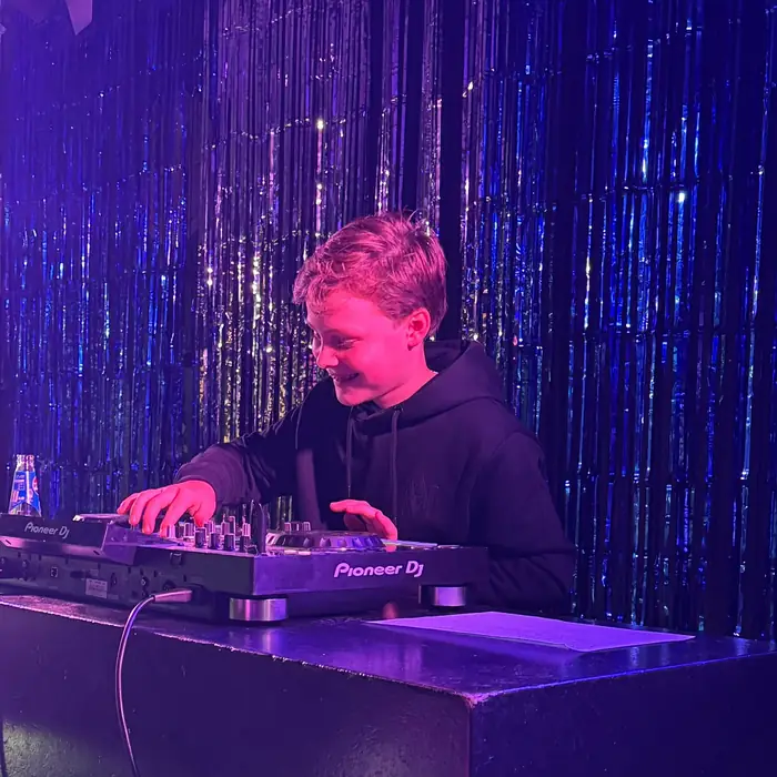 DJ Frisstyle mixt in de club onder paars licht