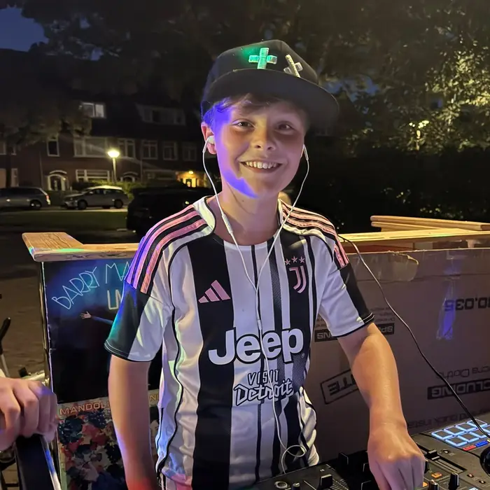 DJ Frisstyle lachend achter de decks bij een buurtfeest