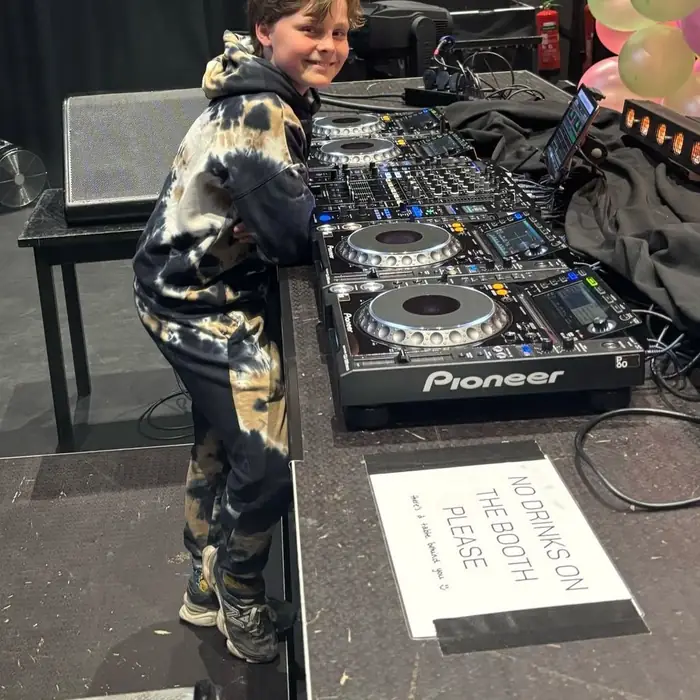 DJ Frisstyle backstage bij een 4-deck Pioneer-booth