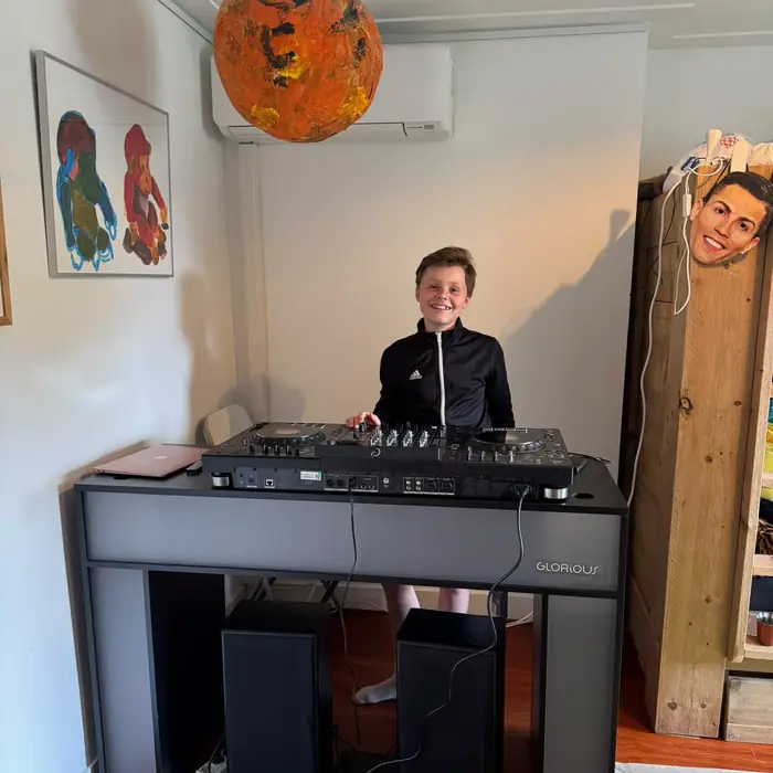 DJ Frisstyle achter zijn thuisstudio-setup