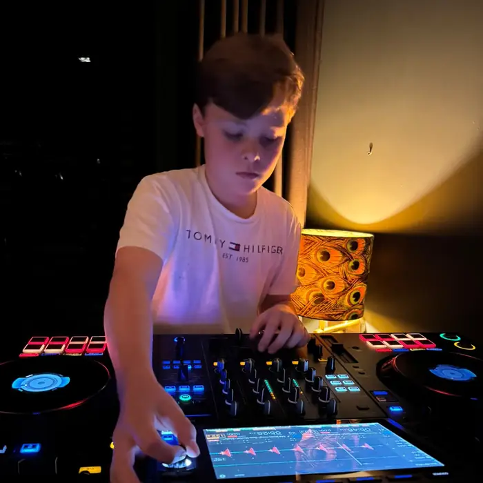 DJ Frisstyle geconcentreerd tijdens het mixen