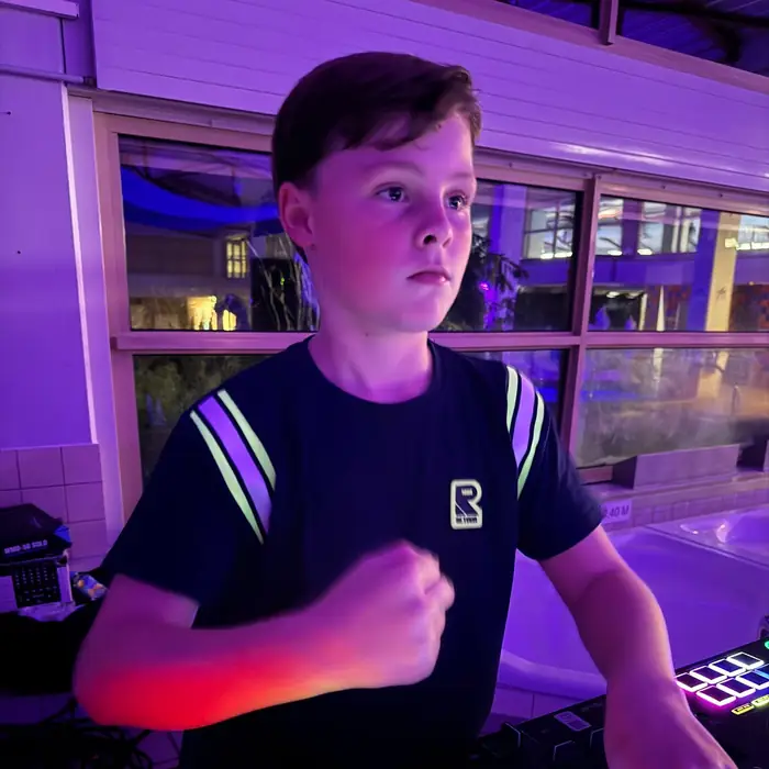 DJ Frisstyle vol energie achter de decks