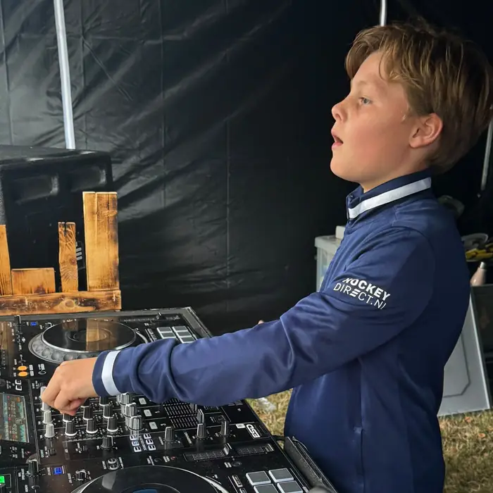 DJ Frisstyle mixt buiten tijdens een avondoptreden
